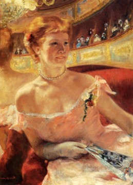 María Cassatt Painting - Mujer con un collar de perlas en un palco madres hijos Mary Cassatt
